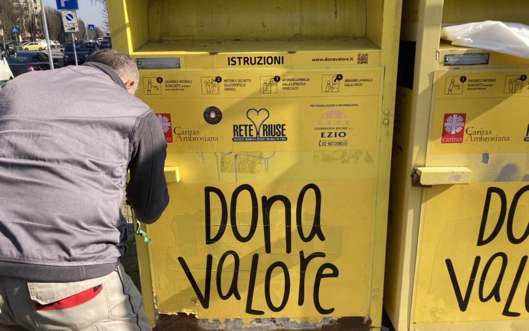 La raccolta dei vestiti nei cassonetti gialli