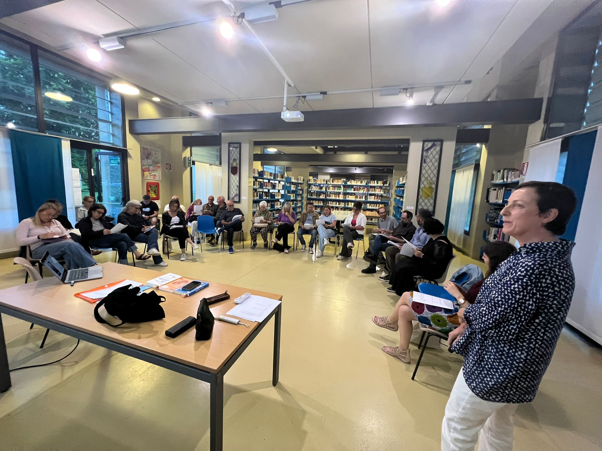 Incontro "connessi per educare" organizzato da Il Melograno per aiutare le famiglie a gestire il rapporto degli adolescenti con gli smartphone e i social