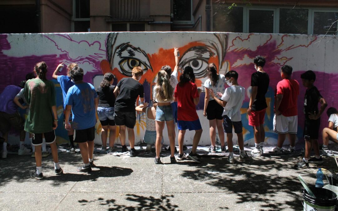 Colorare il quartiere, costruire legami: la street art che rigenera