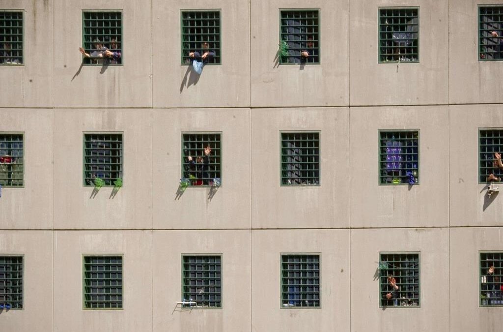 Sovraffollamento, suicidi, minori in cella: le carceri italiane al collasso nel silenzio dello Stato