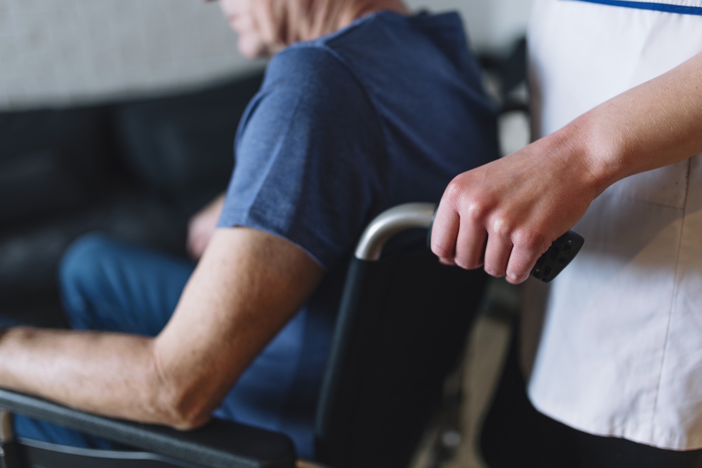 Caregiver assiste anziano